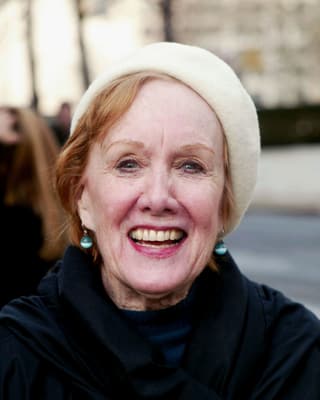 Marnie Nixon mit beiger Mütze. Marnie Nixon mit beiger Mütze.