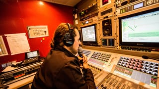 SRF-Techniker Roli Fatzer im Übertragungswagen.
