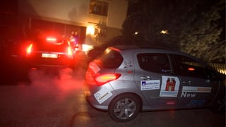 Ein Auto hat eben jemanden nach Hause gebracht.
