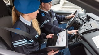 Eine Frau und ein Mann in Securitas-Uniform im Auto. Eine Frau und ein Mann in Securitas-Uniform im Auto.