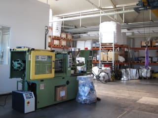 Blick in die Werkhalle mit Regalen und technischem Gerät Blick in die Werkhalle mit Regalen und technischem Gerät