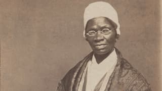 ein schwarz-weiss Foto einer Frau im 19. Jahrhundert
