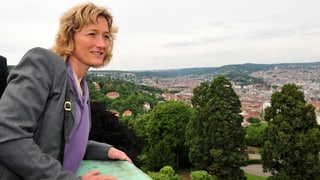 Susanne Hochuli schaut in die Ferne von einem Balkon. Susanne Hochuli schaut in die Ferne von einem Balkon.