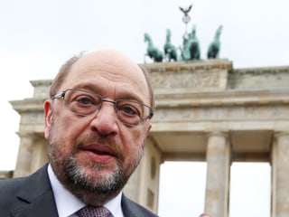 Martin Schulz (SPD) in Porträtaufnahme vor dem Bandenburger Tor