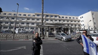 Die Anhörung im Fall Netanjahu findet im Justizministerium in der Salahaddin Street in Jerusalem statt.