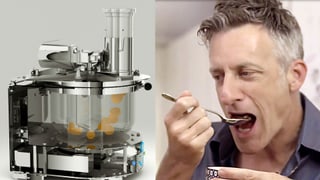 Ein Mann probiert Chili con carne mit einem Löffel.