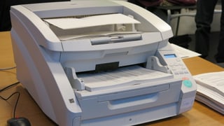 Ein Scanner auf einem Tisch.