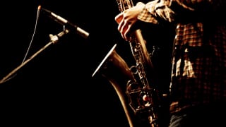 Ein Mann spielt Saxofon.