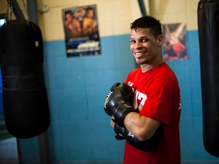 Boxer Orlando Cruz posiert im Boxkeller.
