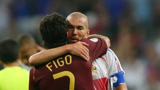 Zinédine Zidane und Luis Figo umarmen sich.