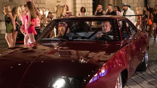 Vin Diesel im Mustang vor weiblichen Fans Vin Diesel im Mustang vor weiblichen Fans