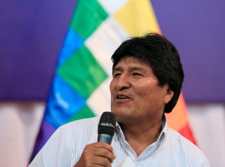 Evo Morales spricht in eine Mikrofon, das er in der Hand hält.