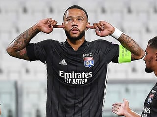 Memphis Depay steckt sich beim Jubel die Finger in die Ohren Memphis Depay steckt sich beim Jubel die Finger in die Ohren