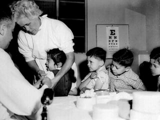 Schwarzweissbild von Kindern bei der Impfung von 1955.