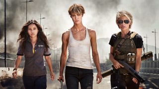 Eine braunhaarige und zwei blonde Frauen blicken in die Kamera. Die älteste hält eine Waffe. Eine braunhaarige und zwei blonde Frauen blicken in die Kamera. Die älteste hält eine Waffe.