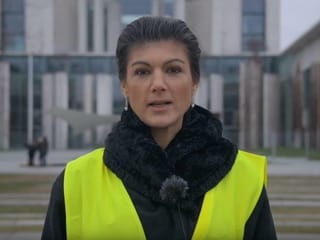«Linke»-Politikerin Sahra Wagenknecht mit gelber Weste
