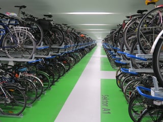 Der Velotunnel mit zweistöckigen Parkplätzen für Velos.