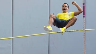 Marquis Richards bei einem gelungenen Versuch im Stabhochsprung.