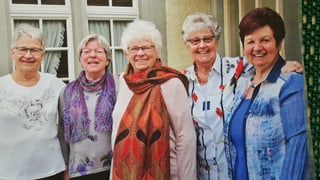 Gruppenbild mit fünf älteren Frauen vor einem Haus.