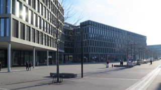 Platz vor Betongebäuden. Platz vor Betongebäuden.
