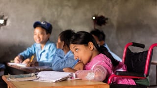 Ein Mädchen in Nepal kann dank deiner Spende mit ihrem neuen Rollstuhl in die Schule gehen