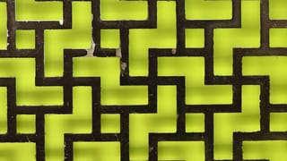 Gitter mit einem Muster, das Nazikreuze darstellt Gitter mit einem Muster, das Nazikreuze darstellt