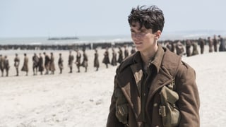 Soldaten warten in einer Schlange am Strand von Dünkirchen auf ihre Evakuierung. Soldaten warten in einer Schlange am Strand von Dünkirchen auf ihre Evakuierung.