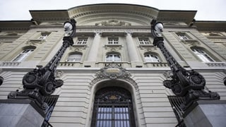 Ein altes Gebäude von vorne fotografiert. Ein altes Gebäude von vorne fotografiert.