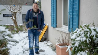 Ein Mann steht in einem Garten, im Hintergrund ist ein Schlitten zu erkennen. Ein Mann steht in einem Garten, im Hintergrund ist ein Schlitten zu erkennen.