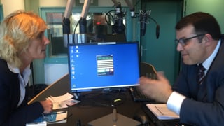 Eine Frau und ein Mann diskutieren heftig in einem Radiostudio.