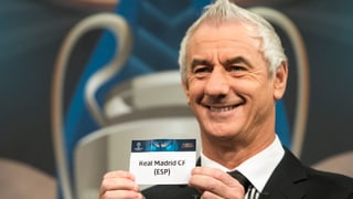 Ian Rush hält bei der Auslosung einen Zettel mit der Aufschrift Real Madrid in die Luft.
