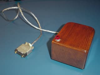 Eine Computermaus, die aussieht wie ein Holzbrikett.