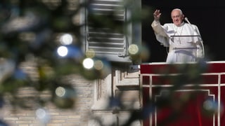 Papst Franziskus au seinem Balkon, im Vordergrund steht ein geschmückter Weihnachtsbaum.