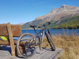 Ein Velo steht an einer Rastbank am Ufer des Sees, es ist sehr sonnig. Ein Velo steht an einer Rastbank am Ufer des Sees, es ist sehr sonnig.