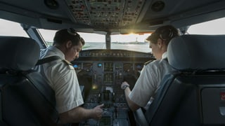 Zu sehen Piloten im Cockpit.