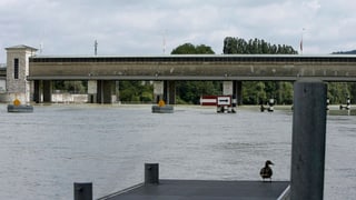 Hochwasser und randvolle Aare bei der Schleuse Port. (Archivbild)