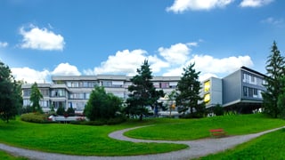 Ansicht Gebäude in einem Park