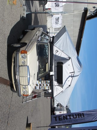 Das Bild zeigt ein Zelt, welches auf das Dach eines PKWs 