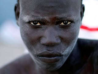 Migrant in Libyen blickt in die Kamera Migrant in Libyen blickt in die Kamera