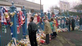 Sheffield: Fans gedenken am 17. April 1989 vor dem Hillsborough-Stadion der Opfer der Massenpanik.