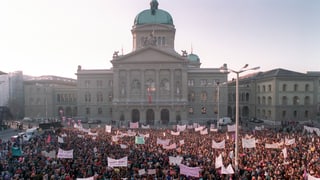 Tausende Demonstrantinnen und Demonstranten stehen am 10. März mit Transparenten vor dem Bundeshaus während der Bundesratswahl.