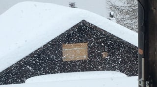 Flockentanz vor einem Holzhaus am Fanaserberg im Prättigau. Flockentanz vor einem Holzhaus am Fanaserberg im Prättigau.