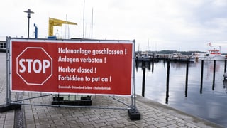 Schild an einem Hafen mit der Aufschrift: Hafen ausser Betrieb!