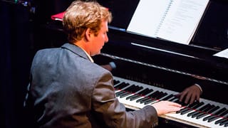 ... musikalisch begleitet von Till Löffler am Piano.