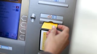 Kunde am Geldautomaten von Postfinance. Kunde am Geldautomaten von Postfinance.