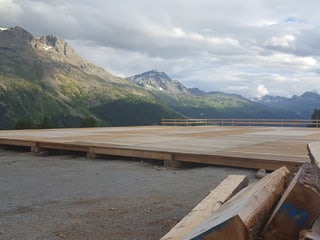 Aufbau einer Holzplattform in St. Moritz