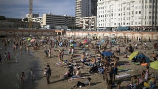 Strand in Marseille voller Menschen.