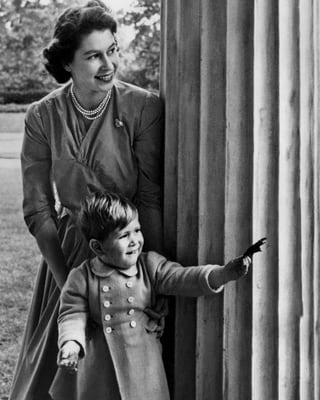 Prinz Charles als kleiner Junge mit seiner Mutter der Queen.