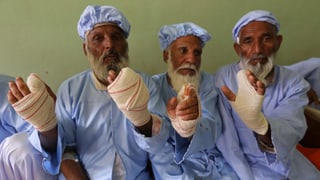 Afghanen im Spital mit eingebundener Hand.