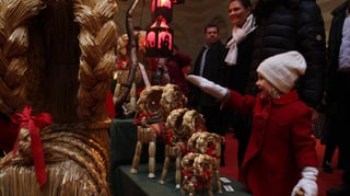 Estelle zeigt auf einen Stroh-Julbock.